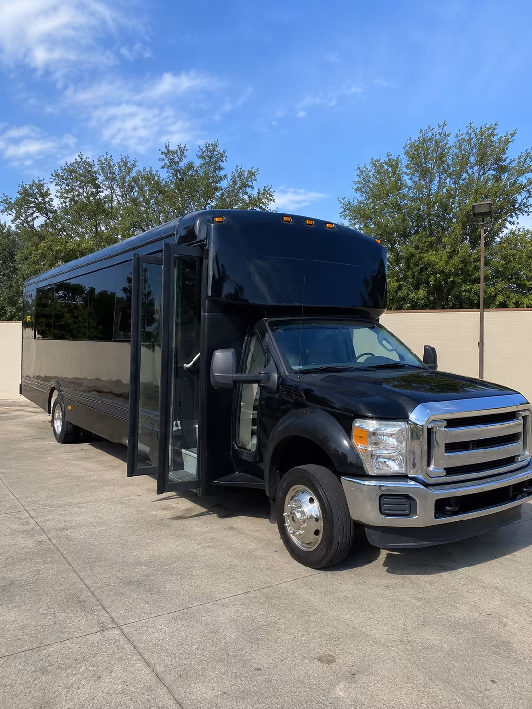 newport news 20 passenger party bus